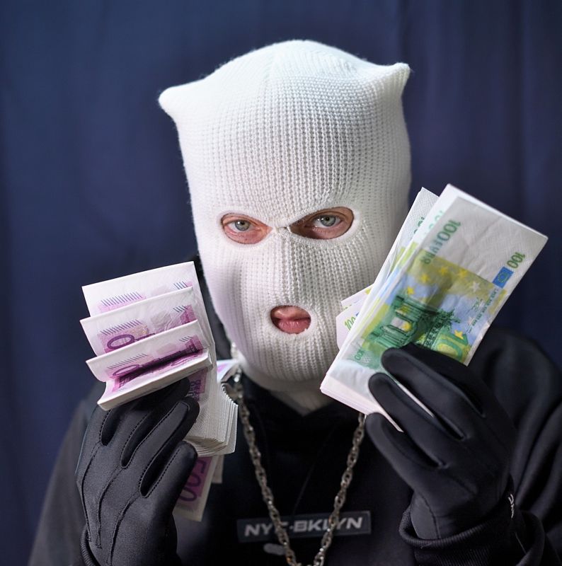 В балаклаве и с ножом злоумышленник забрал золото и iPhone у жительницы Шу