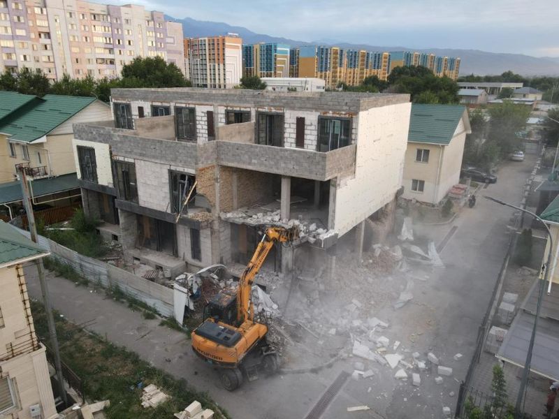Очередной незаконный таунхаус сносят в Алматы