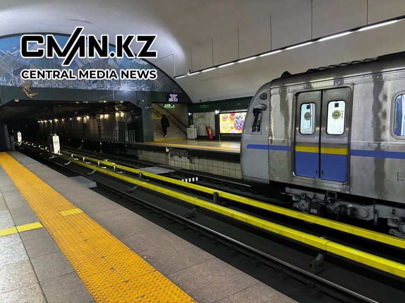 Инвалид по зрению упал на рельсы в метро Алматы: видео трагедии появилось в сети