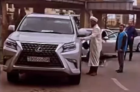 Купил Lexus на пожертвования - имама в Таразе обвинили в нечестности