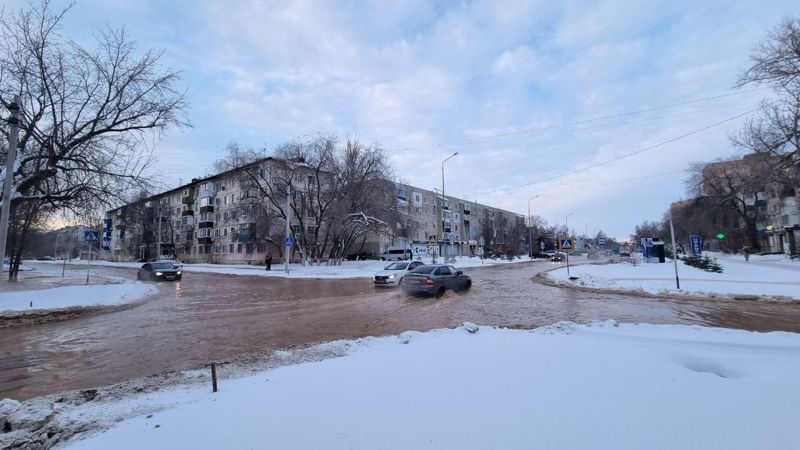 Озеро в центре города: в Уральске произошла авария на водопроводе