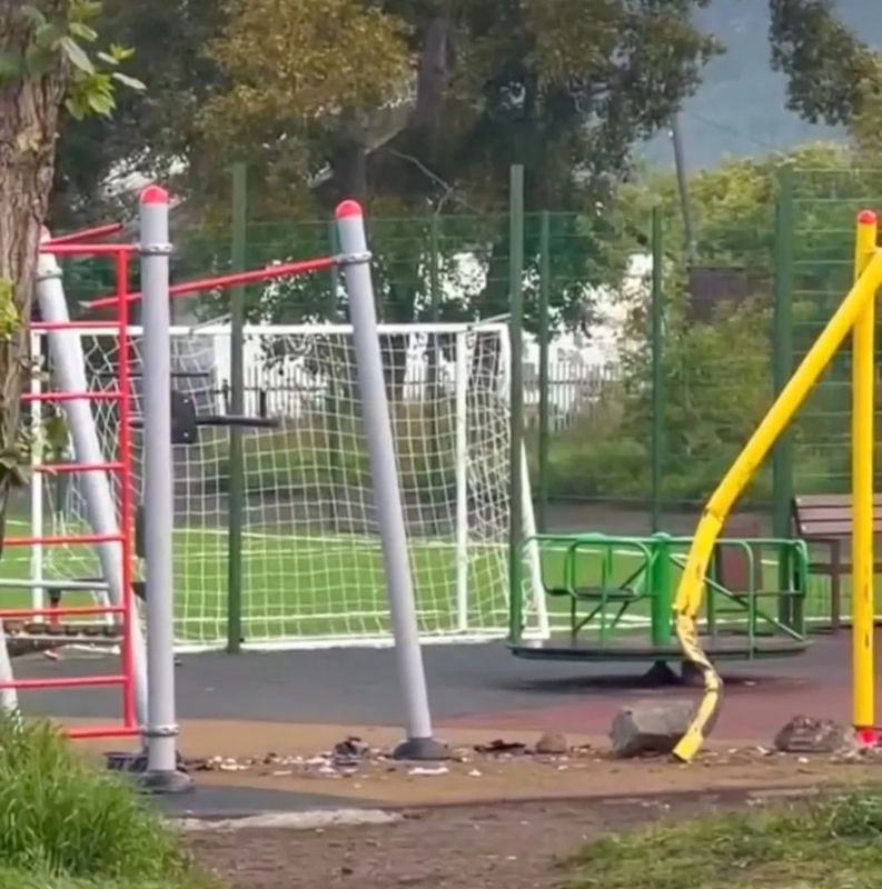 Детскую площадку снёс автомобиль в Щучинске