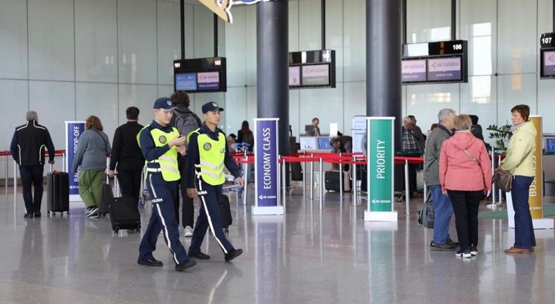 Вела себя неадекватно и выражалась нецензурно: иностранку задержали в аэропорту Алматы