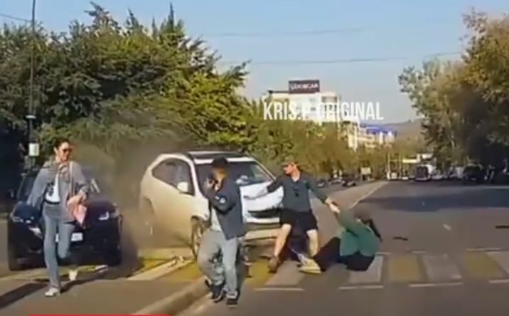 Lexus сбил троих человек на пешеходном переходе в Алматы