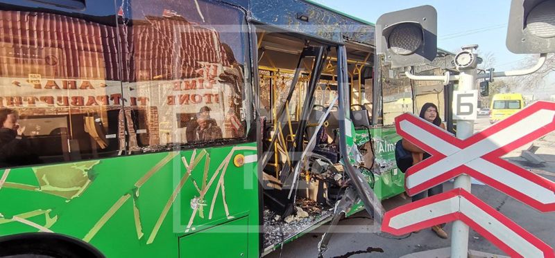 Кім кінәлі?: Алматыда автобус пен тепловоз қақтығысты