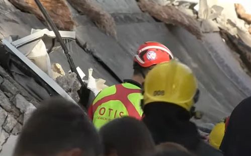 14 человек погибли из-за обрушившегося козырька на вокзале в Сербии