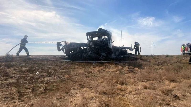 Два автомобиля сгорели после ДТП в Мангистау