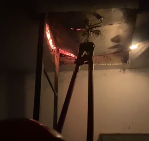 Крыша пятиэтажки загорелась в Таразе