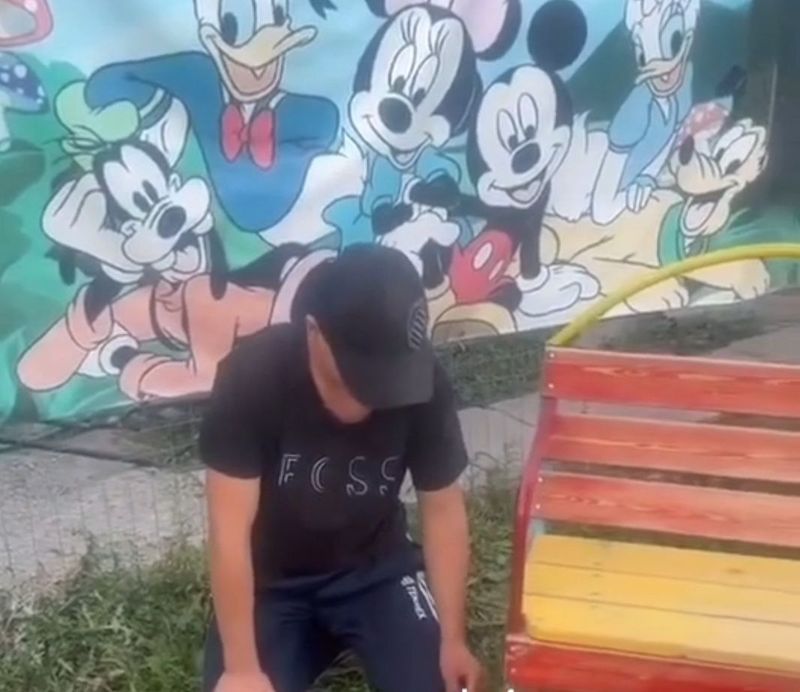 Школьник протаранил забор детсада в Бишкеке, погибла 3-летняя девочка