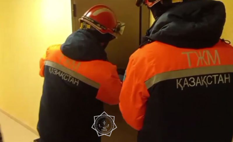 В Астане сотрудникам МЧС пришлось спасать детей, запертых в квартире