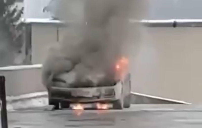 Алматы әуежайында Lexus көлігі өртенді