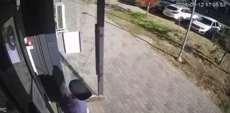 В Астане облицовка фасада ЖК упала на голову ребенка