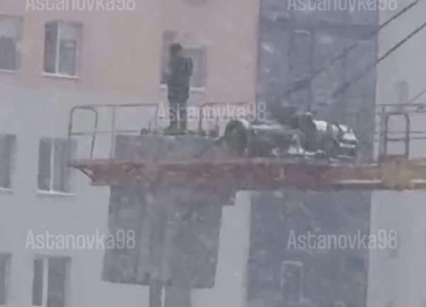 Недовольный решением суда застройщик забрался на башенный кран в Астане