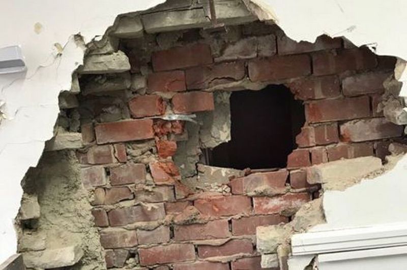 Пробили стену в подъезде: вандалов арестовали в Астане