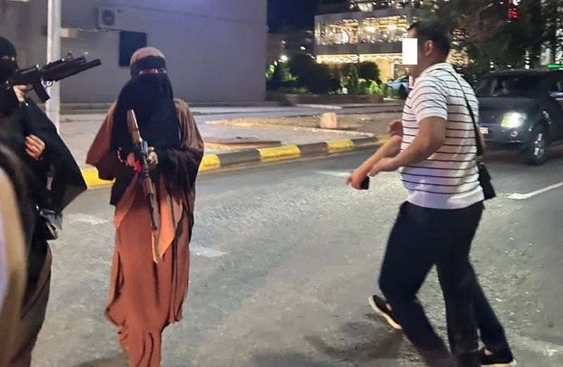 С автоматами и в хиджабах: жителей Актау напугали странные игры двух девушек
