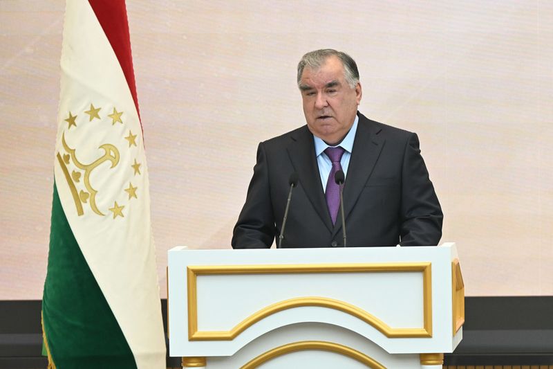 Прекратить преследования за лайки в соцсетях призвал президент Таджикистана 