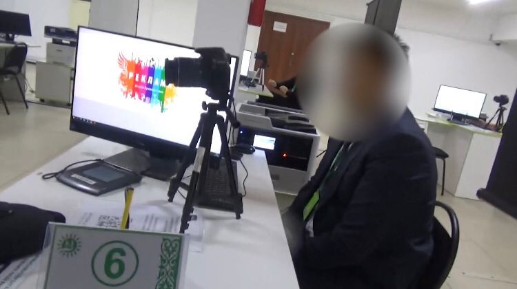 Сотрудников ЦОНов задержали в Таразе за торговлю водительскими правами