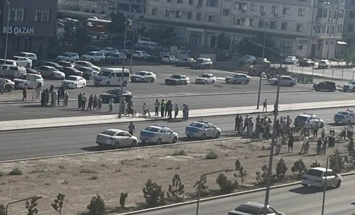 Перекрыли дорогу: жители Актау возмущаются из-за отсутствия воды