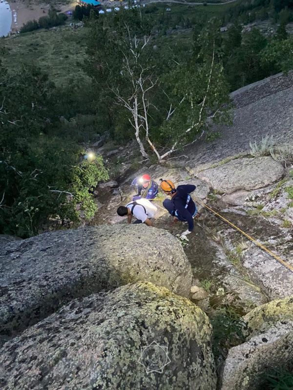 В Павлодарской области парень с девушкой забрались на гору и не смогли спуститься