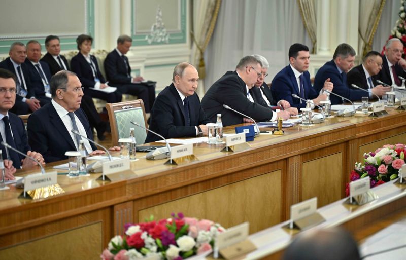 Путин поблагодарил Токаева за поддержку русского языка