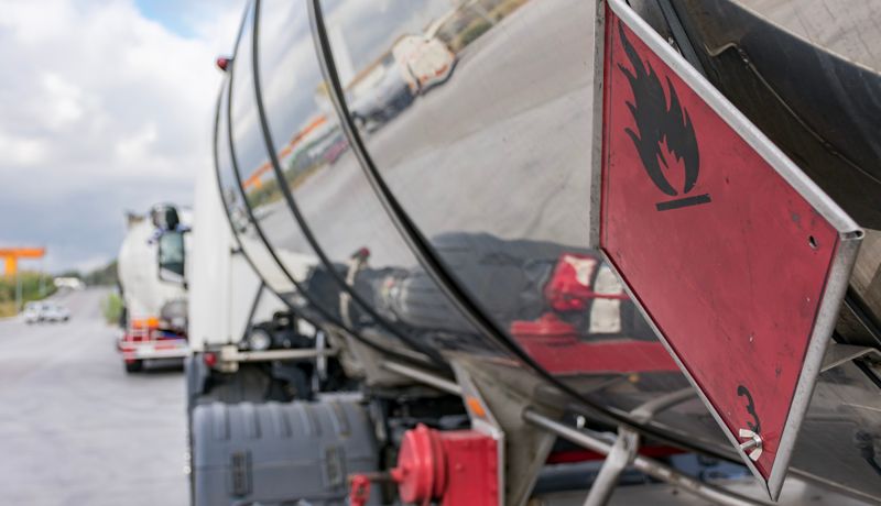 Более 27 тонн серной кислоты перевозили в плохо закреплённой цистерне в Акмолинской области