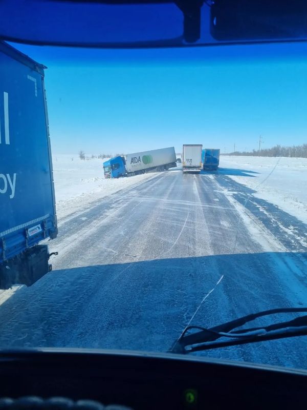 Большегрузы 12 дней стоят на трассе в Актюбинской области