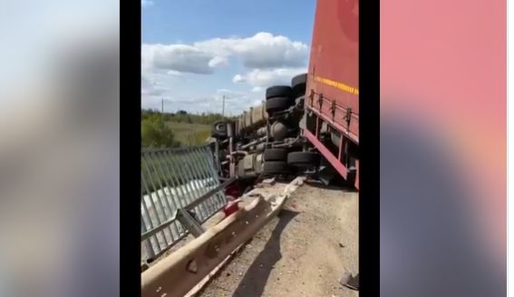 Фура, гружённая китайским товаром, перевернулась в Актюбинской области