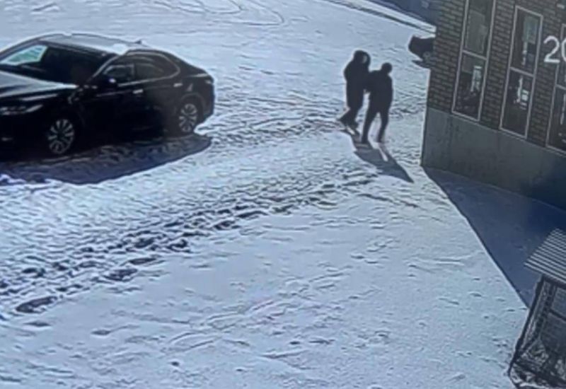 Полицейский получил ножевое, спасая ребенка от преследователя в Семее