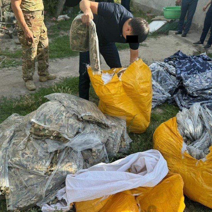 Огромный арсенал оружия и военный билет депутата нашли у подозреваемых в попытке захвата власти Кыргызстана