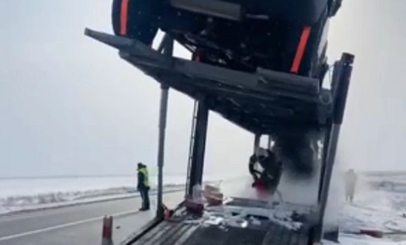 Автовоз с машинами горел на трассе в Жамбылской области