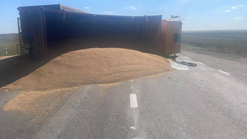 Грузовик с зерном заблокировал трассу Екатеринбург – Алматы