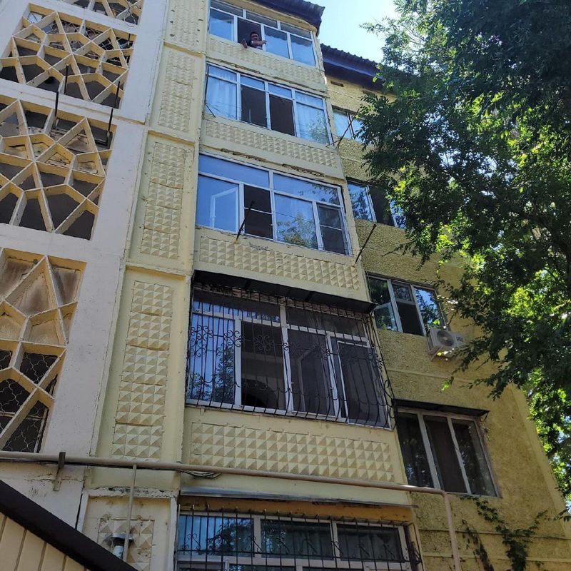 Мужчина пытался спрыгнуть с пятого этажа в Таразе
