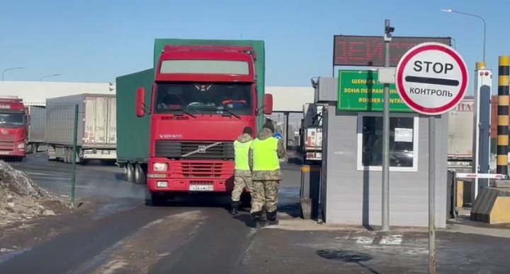 Многокилометровая очередь из фур наблюдается на границе в ЗКО