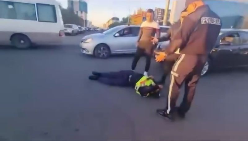 В Атырау сбили патрульного полицейского