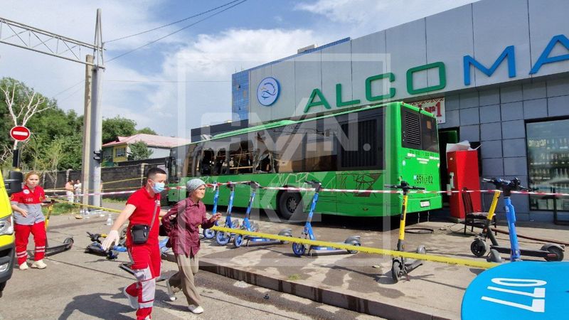 В Алматы автобус протаранил магазин: один пассажир скончался и 16 пострадали (фото)