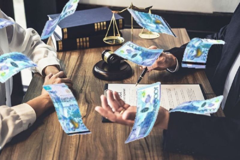 В Туркестанской области инспектора миграционной службы подозревают в получении взятки