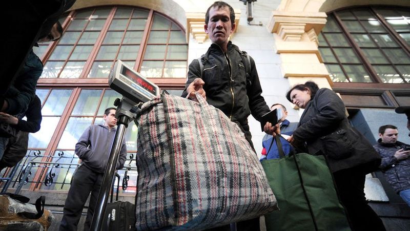 Сотни таджикистанцев застряли на границе с Россией - МИД РТ призывает своих граждан воздержаться от поездок