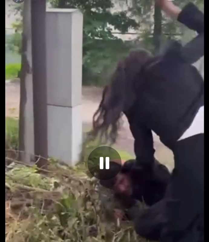 Хотел познакомиться - выпускницы  избили подростка в Алматы и сняли это на видео