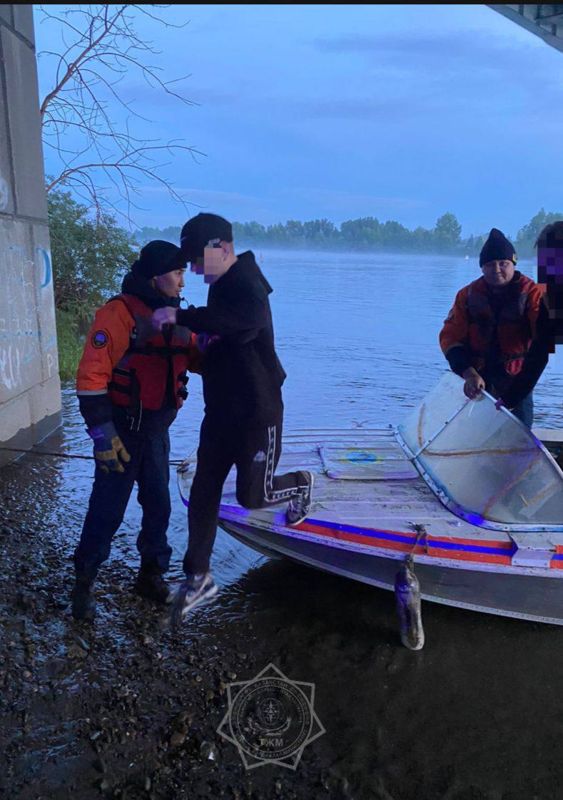 Решили прогуляться: в Усть-Каменогорске подросток упал на опору моста