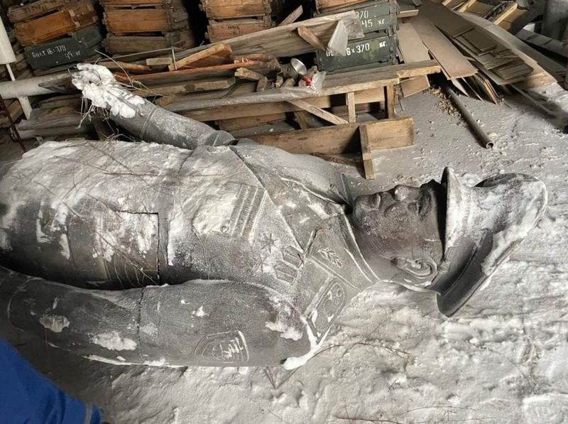 Что с ним будет, он же памятник. В университете обороны в Астане снесли монумент Назарбаеву