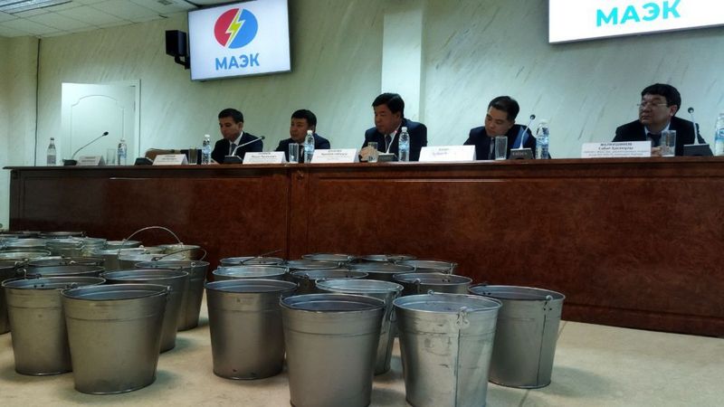 Замакима Мангистауской области принес 100 пустых вёдер на публичные слушания