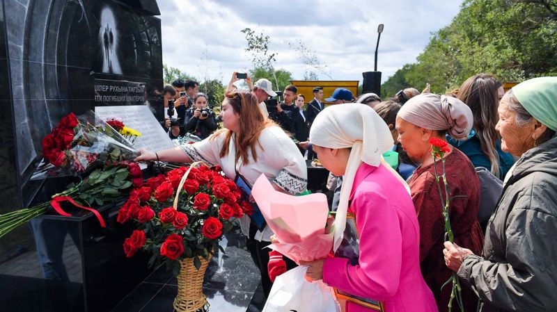 На шахте Костенко открыли памятник погибшим горнякам