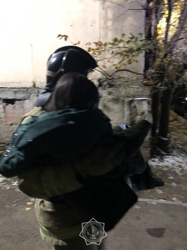 Четверых человек эвакуировали при пожаре в столичном общежитии