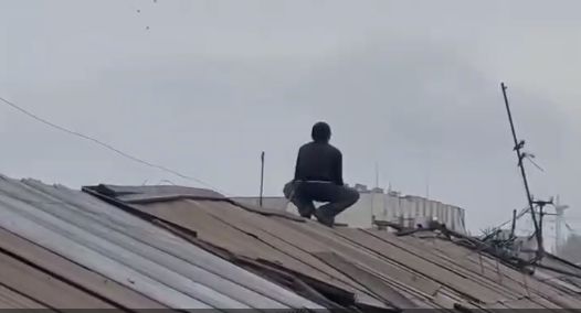 36-летний житель Павлодара хотел спрыгнуть с крыши после ссоры с мамой