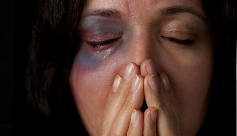 Сотрудницу салона красоты избили гаечным ключом в Астане