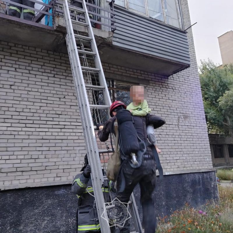 15 человек эвакуировали из горящей многоэтажки в Усть-Каменогорске