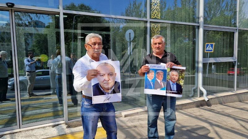 Наследие Байбека и Есимова: не согласованный пикет проходит перед зданием прокуратуры Алматы