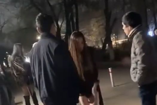 Трансгендер блогер Амилай Алматыда төбелеске түсті