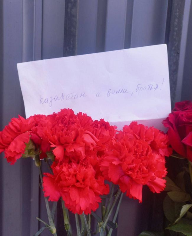 "Казахстан с вами, братья" - в Генконсульство РФ в Алматы продолжают приходить люди