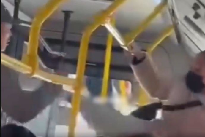 Даже Ван Дамм позавидует такому шпагату: в автобусе женщина подралась с пассажирами